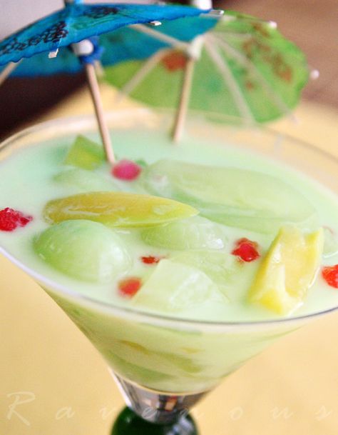 i freakn love che thai...my aunts usually do milk instead. i must try it myself for a summer treat! Thai Party, Che Thai, Vietnamese Desserts, Thailand Decor, Vietnamese Dessert, Coconut Jelly, Cambodian Food, Thai Recipe, Colorful Desserts