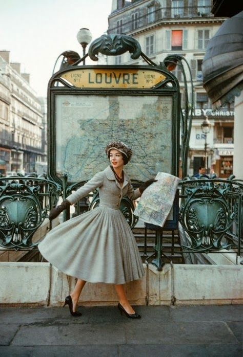 Christian Dior Dress, Vintage Fashion 1950s, Art Deco Illustration, Dior Dress, 강아지 그림, Paris Mode, Vintage Fashion Photography, Louvre Paris, Fashion Weeks