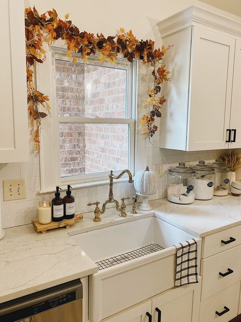 Fall Home decor ideas Kitchen Window Decor Ideas, Kitchen Window Decor, Kitchen Sink Window, Sink Decor, Fall Entryway, Fall Kitchen Decor, Fall Living Room, Cozy Fall Decor, Fall Kitchen