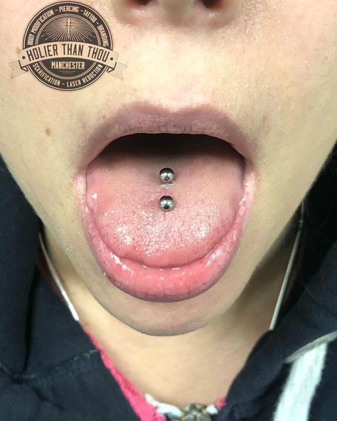 Vertical Scoop Tongue Piercing, 2 Tongue Piercing, Double Tounge Piercings, Double Tongue Piercing Vertical, Scoop Piercing Tongue, Types Of Tongue Piercings, Different Tongue Piercings, Frog Eyes Piercing Tongue, Tongue Piercing Ideas