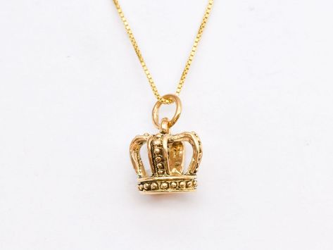 Crown pendant necklace