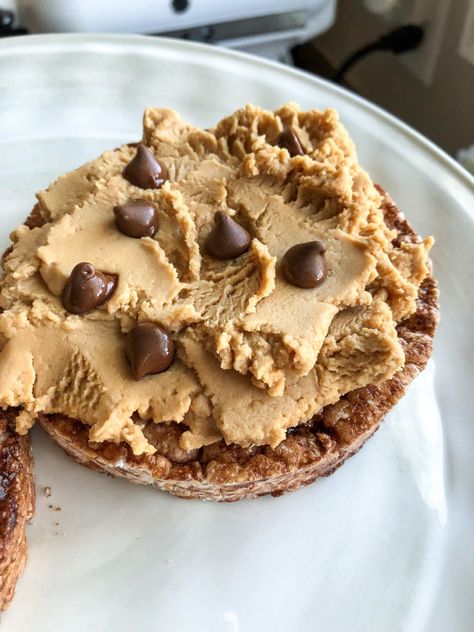 Chocolate Rice Cakes, Peanut Butter Spread, Peanut Powder, Pea Protein Powder, Protein Bar Recipes, Snack Prep, High Protein Low Carb Recipes, Peanut Butter Powder, Butter Spread