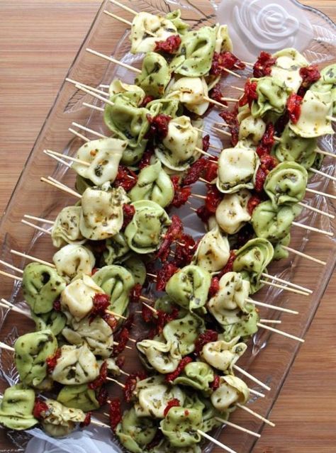 Easy Italian Appetizers, Pinwheel Appetizer, Tortellini Pesto, Italian Appetizers Easy, Tortellini Skewers, Makanan Italia, Pesto Tortellini, Quotes Friends, Appetizers For A Crowd