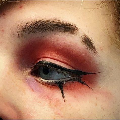 Red eyeshadow  nk eyeliner Tomboy Eyeliner, Red Eyeliner Looks, Punk Eyeshadow, Red And Black Eye Makeup, Punk Eyeliner, Demon Makeup, Rock Makeup, Corpse Paint, Black Eye Makeup