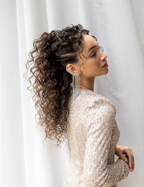 Gala Hairstyles, Curly Balayage, Curly Updos, Low Bun Updo, Quinceañera Ideas, Half Updo Hairstyles, Bridal Party Hair, Couture Hairstyles, Bridal Makeup Natural