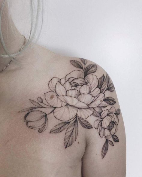 Shoulder Piece Tattoo, Shoulder Tattoo Ideas, Shoulder Cap Tattoo, Flower Shoulder Tattoo, Blade Tattoo, Tattoo Snake, Floral Tattoo Shoulder, Beautiful Flower Tattoos, Flower Tattoo Shoulder