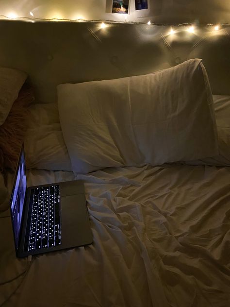 #wallpaper #macbook #cozy #aesthetic Cozy Netflix Night Aesthetic, Laptop On Bed Aesthetic Night, Cozy Nights Aesthetic, Night In Bed Aesthetic, Comfy Aesthetic Pictures, Watching Netflix In Bed Aesthetic, Comfy Wallpaper Aesthetic, Nighttime Aesthetic Bedroom, Comfy Bed Aesthetic Night