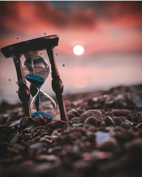 FOTOSPIRATION: Hour Glass Inspirational Images Pictures, Team Aesthetic, Time Background, Miniature Photography, Beautiful Wallpapers Backgrounds, Cute Photography, Backgrounds Phone Wallpapers, Samsung Wallpaper, Photography Wallpaper