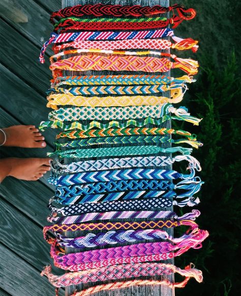 Panoplie de bracelets brésiliens, pour les surfeuses (et Toutes les autres!!!) Cute Friendship Bracelets, Yarn Bracelets, Bracelet Fil, Friendship Bracelets Designs, Diy Friendship Bracelets Patterns, Pola Gelang, Thread Bracelets, Mini Donuts, Friendship Bracelets Diy