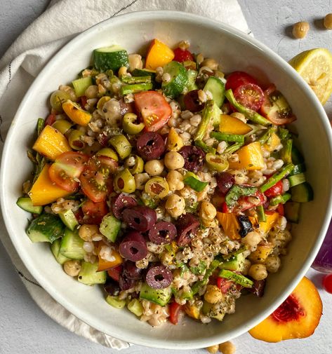 Mediterranean Farro Salad Recipe, Farro Salad Recipes, Vegan Summer Recipes, Plantbased Recipes, Resep Salad, Farro Salad, Salad Vegan, Vegan Salad, Grilled Vegetables