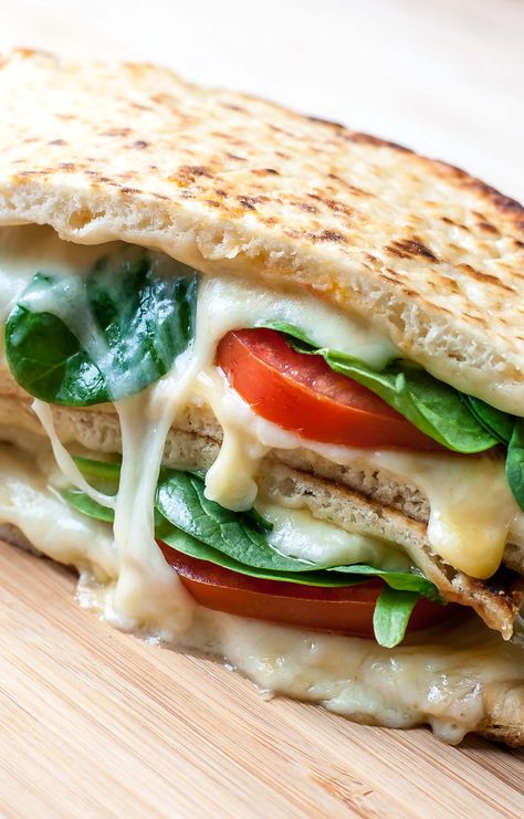 Pitta Recipes, Cheese Pita, Tomato Grilled Cheese, Pita Pocket Recipes, Pita Recipes, Pita Sandwiches, Pita Pockets, Tasty Recipes, Grilled Cheese