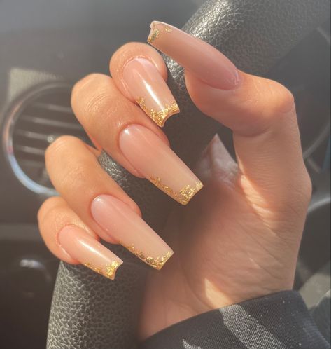 Nude And Gold Nails Coffin, Gold Bday Nails, Gold Coffin Acrylic Nails, Natural Nails With Gold, Acrylic Nails With Gold Flakes, Cream And Gold Nails, Nude Acrylic Nails With Design, Neutral Nails With Gold, Gold Ombre Nails