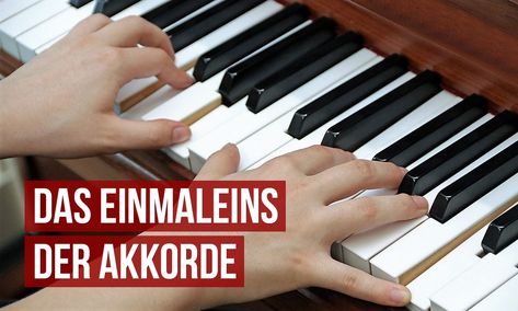 Akkorde lernen am Klavier leicht gemacht :: bonedo.de Beatles Song Lyrics, Voice Lesson, Piano Score, Free Piano, Song Sheet, Diy Musical Instruments, Singing Tips, Singing Lessons, Beatles Songs