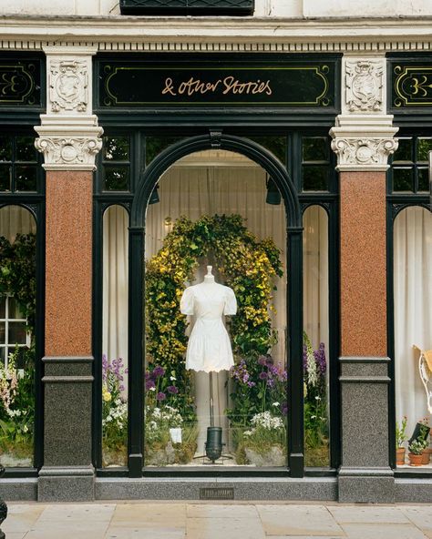 Beautiful Store Fronts, Store Front Design, Hello London, Boutique Window, Beautiful Flower Garden, Flower Structure, Selfie Wall, Shop Facade, Clothing Store Interior