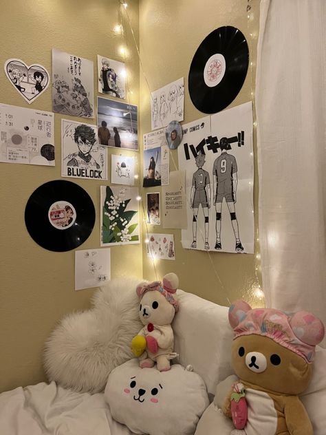 Bedroom Ideas Anime Theme, Anime Lover Room Ideas, Simple Anime Bedroom Ideas, Minimalist Bedroom Anime, Anime Shelf Decor, Ghibli Room Decor Aesthetic, Totoro Bedroom Ideas, Subtle Anime Decor, Studio Ghibli Room Decor Ideas