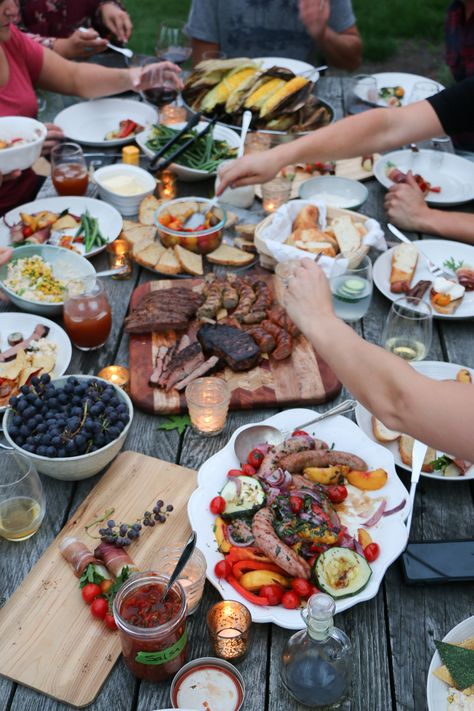 Summer Backyard Dinner with Recipes Grill Dinner Party, Family Dinner Gathering, Birthday Dinner Outdoor, Grill Birthday Party, Bbq Party Aesthetic, Hosting Dinner Recipes, Summer Garden Dinner, Country Dinner Party, Best Way To Freeze Corn