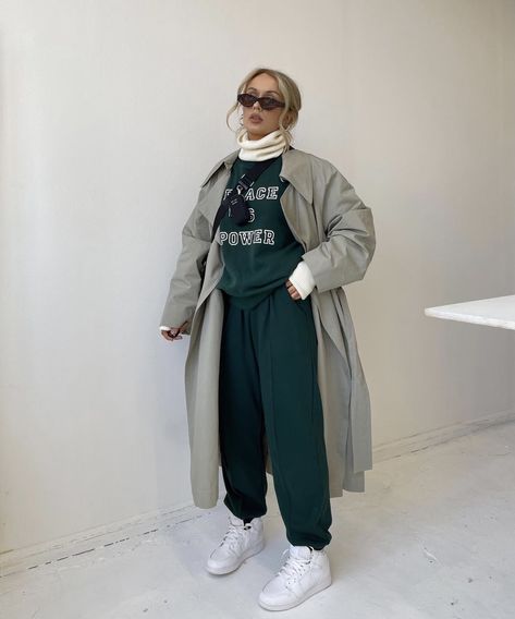 Green Ootd, Sweat Suits Outfits, Trench Outfit, Oversize Tshirt Outfits, New York Outfits, Trench Coat Outfit, Sweat Suit, London Outfit, Joggers Outfit