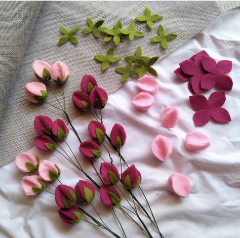 Felt Flowers Patterns, Felt Flower Tutorial, Felt Flower Bouquet, Felt Flowers Diy, Fleurs Diy, Felt Crafts Diy, Felt Embroidery, Felt Patterns, Floral Craft