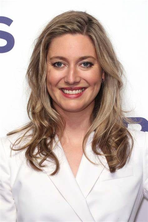 Zoe Perry is an American actress. Zoe Perry, Awkward Wedding Photos, Young Sheldon, 80s Hair, Megan Fox, American Actress, Actors & Actresses, Wedding Photos