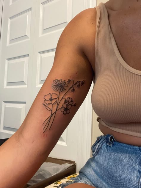 Simple Flower Arm Tattoos For Women, Classy Upper Arm Tattoos For Women, Upper Shoulder Flower Tattoo, Cute Bicep Tattoos For Women, Feminine Tattoo Placement Arm, Women Arm Tattoo Classy, Flower Tattoo Inside Arm, Womans Arm Tattoos, Beautiful Arm Tattoos For Women