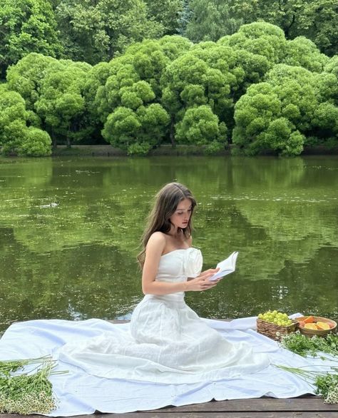 in awe Emilia Danilevskaya, Cottagecore Girl, Lake Photoshoot, Lake Side, Studio Photography Poses, Outdoor Pictures, Buku Skrap, Aesthetic Women, Cottagecore Aesthetic