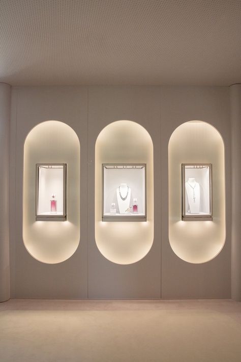 YinjiSpace - Hayon Studio x Cartier New Jewellery Collection Jewelry Shop Interior Design, Nike Olympics, Shoes Showroom, Modular Display System, Jewelry Wall Display, Jewelry Shop Display, Jewelry Store Displays, Jewelry Store Interior, Modular Display