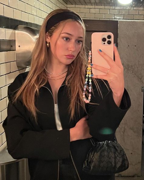 Home / Twitter Alycia Debnam, Alycia Debnam Carey, A Woman, On Twitter, Twitter, Instagram