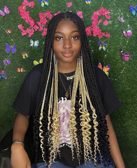 Knotless Peak A Boo Braids Blonde, Braids For Black Women Blonde And Black, Braided Hairstyles Blonde And Black, Black Box Braids With Blonde Underneath, Peekaboo Blonde Braids With Curls, Cool Box Braids Color, Braids With Blonde And Black, Blonde Peekaboos On Dark Hair Braids, Blonde Braids Peekaboo