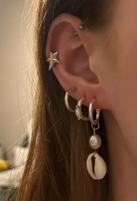 Right And Left Ear Piercings, Ear Piercing Designs Simple, Silver Earscapes, Silver Piercings Aesthetic, Silver Earscape, Silver Earing Stacks, Ear Piercing Curation Silver, Piercing Stack Ideas, Ear Stacking Ideas Silver