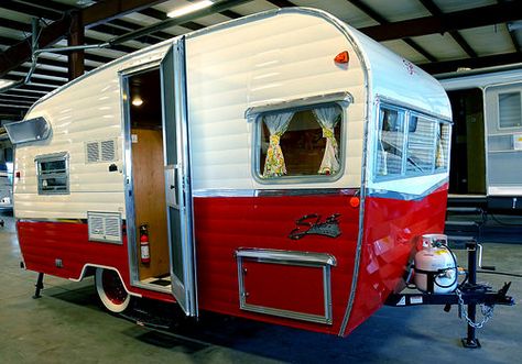 Shasta Trailer, Retro Trailers, Shasta Camper, Kombi Motorhome, Camper Boat, Motorcycle Camping Gear, Vintage Camper Remodel, Trailer Living, Vintage Rv