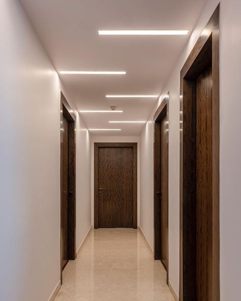 Passage Interior Design House, House Passage Design, New Lighting Ideas, Bedroom Corridor Ideas, Kenaf Roof Design, False Ceiling Design For Passage, False Ceiling Lights Living Room, Profile Light Ideas, Ceiling Design For Passage