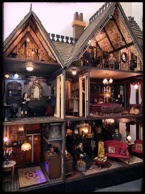 Doll House Victorian, Addams Family Dollhouse, Haunted Dolls House, Haunted Dollhouse Diy Ideas Interior, Doll House To Haunted House, Doll House Haunted House, Diy Haunted Dollhouse Ideas, Haunted Dollhouse Diy Ideas, Haunted House Project