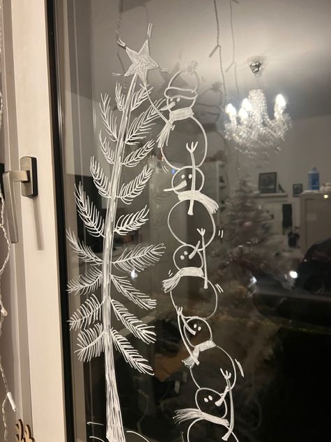 Christmas Window Pen Ideas, Happy Holidays Window Art, Chrismas Window Drawings, Easy Snow Window Art, Christmas Window Dressing, Window Christmas Drawing Ideas, Snowman Window Art, Christmas Drawing On Glass Window, Christmas Tree Window Art