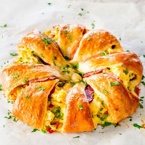 This beautiful Crescent Bacon Breakfast Ring will be everyone's weekend breakfast of choice, it's loaded with bacon, eggs and cheese. Perfect for brunch as well. Breakfast Ring, Crescent Breakfast, Menu Sarapan Sehat, Crescent Roll Recipes, Bacon Breakfast, Weekend Breakfast, Christmas Breakfast, Breakfast Items, Idee Pasto Sano