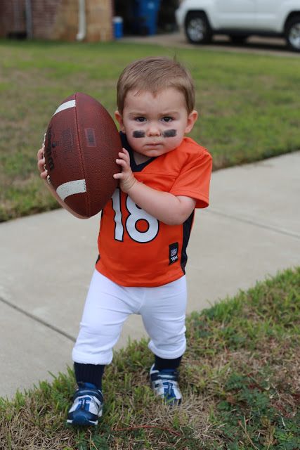 toddler-halloween-costumes-football-player Payton Manning, Diy Costumes Kids Boys, Toddler Halloween Costume, Toddler Boy Costumes, Toddler Boy Halloween Costumes, Old Halloween Costumes, Toddler Football, Boy Halloween, 1st Halloween