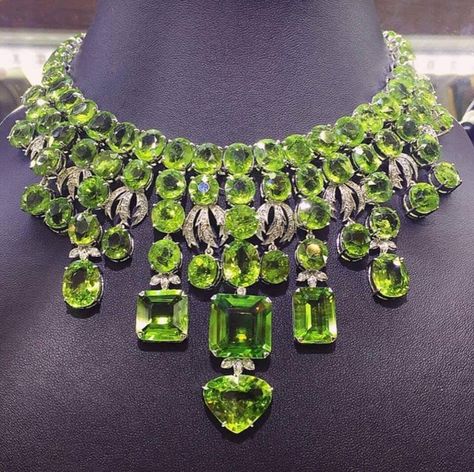 Beautiful Peridot Necklace. I'm speechless! Peridot Jewelry, Necklace Ideas, Peridot Necklace, I Love Jewelry, Sea Glass Jewelry, Gems Jewelry, Gorgeous Jewelry, Quartz Necklace, High Jewelry