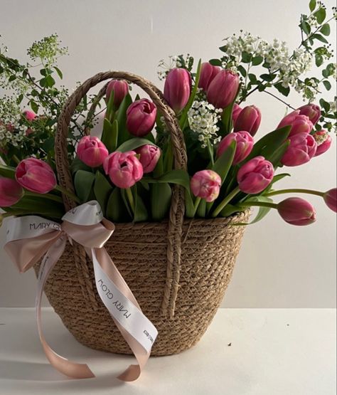 Tulip Basket, Gubahan Bunga, Flower Decorations Diy, Fresh Flower Bouquets, Basket Of Flowers, Flower Box Gift, Boquette Flowers, Flower Gift Ideas, Flowers Bouquet Gift