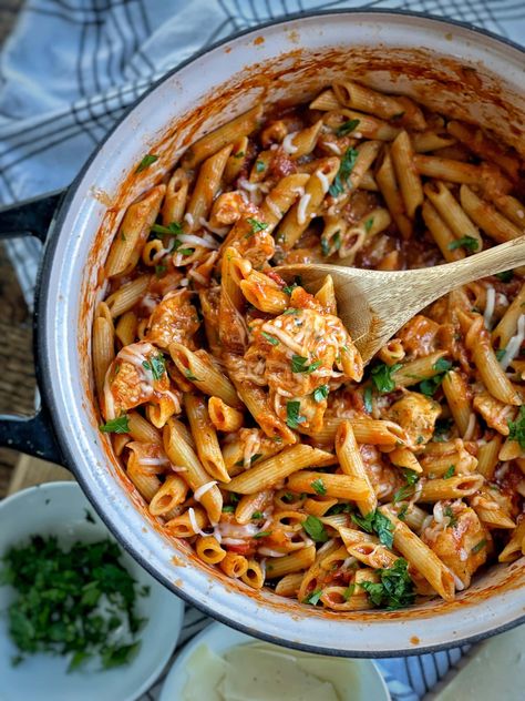 One Pot Healthy Chicken Parm Pasta Healthier Spaghetti, Chicken Parm Pasta, Parm Pasta, Sweet Savory And Steph, Pasta Cheese, Spaghetti Dinner, Pre Cooked Chicken, Healthy Pasta, Yum Recipes