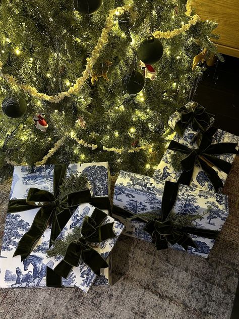 How the Kardashian and Jenner Family Is Wrapping Presents in 2023 - Poosh Christmas Decir, Kardashian And Jenner, Kardashian Christmas, Christmas Background Photography, Wrapping Presents, Gift Wrapping Inspiration, Jenner Family, Hosting Holidays, Christmas Interiors