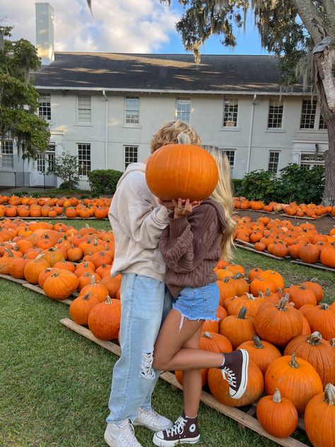 Fall With Boyfriend Aesthetic, Fall Instagram Pictures Pumpkin Patch, Fall Couples Date Ideas, Fall Couples Pumpkin Patch, Christmas With Boyfriend Pictures, Cute Fall Couple Pictures Pumpkin Patch, Fall Pictures Ideas For Couples, Soft Launch Pumpkin Patch, Fall Outfits Pumpkin Patch Couple