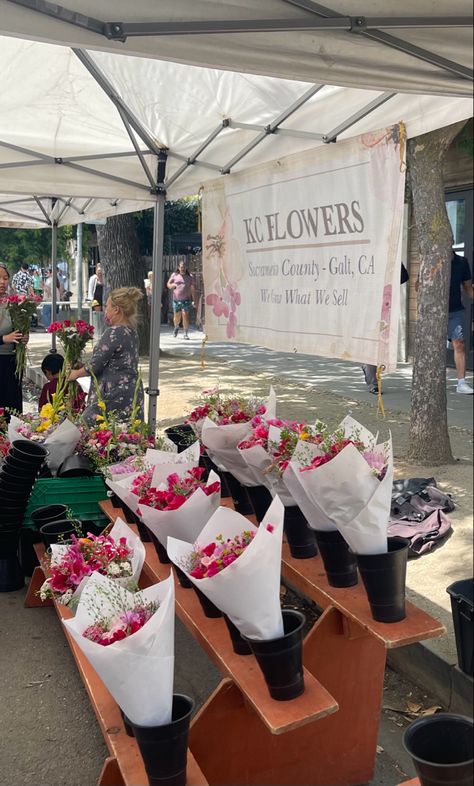 Flower Stand At Farmers Market, How To Sell Flowers At A Farmers Market, Farmers Market Flower Display, Farmers Market Bouquet, Flowers Farmers Market, Flowers At Farmers Market, Flower Shop Display, Coffee Food Truck, Flower Display