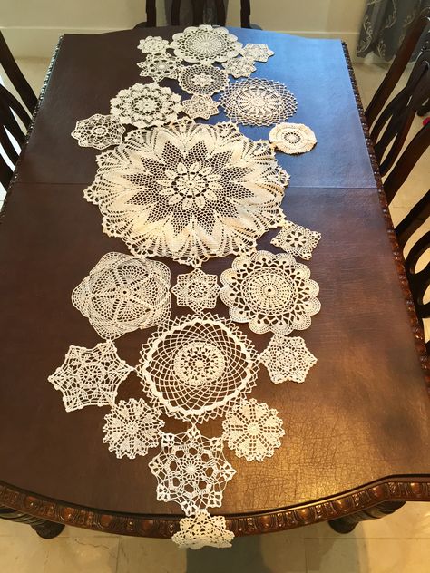 Doily Art, Háčkované Lemy, Doilies Crafts, Table Runner Diy, Lace Crafts, Crochet Table Runner, Linens And Lace, Lace Doilies, Diy Table