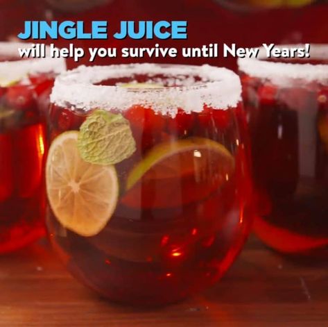 Jingle Juice - Over 30 of the BEST Christmas Cocktail Recipes! Easy Winter Cocktails, Punch Christmas, Best Christmas Cocktails, Grinch Punch, Mason Jar Cocktails, Jingle Juice, Christmas Drinks Alcohol Recipes, Christmas Drinks Recipes, Christmas Drinks Alcohol