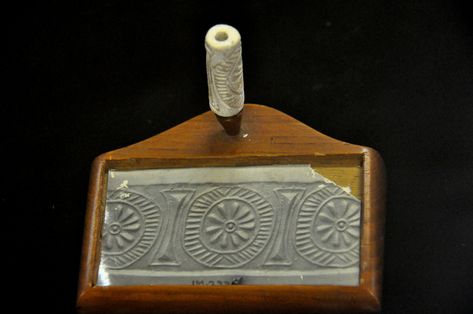 This is a cylinder seal with an image of its impression. It was found at Kish city, Mesopotamia, Iraq. 3200-2900 BCE. (The Sulaimaniya Museum, Iraq). Learning Art, Cradle Of Civilization, Cylinder Seal, Ancient Mesopotamia, History Education, Archaeological Finds, Ancient Origins, Seal Design, Identity Theft