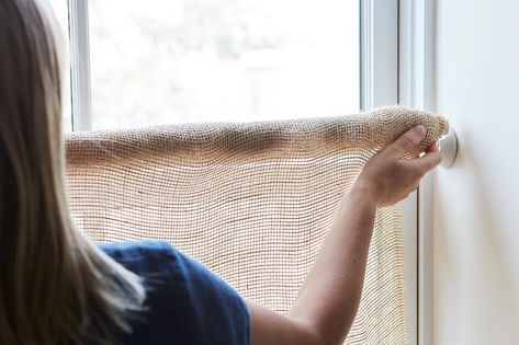 DIY Rustic Burlap Blinds - Best Burlap Roller Shade for Your Windows Burlap Blinds, Roller Shades Diy, Burlap Window Treatments, Blinds Diy, Easiest Burlap, Window Construction, Diy Roman Shades, Cellular Blinds, Farmhouse Vibes