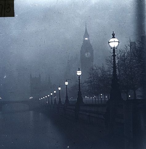 Foggy Night, Magic Places, Foggy Day, Darkness Falls, Victorian Aesthetic, Victorian London, London Aesthetic, London History, City Of London