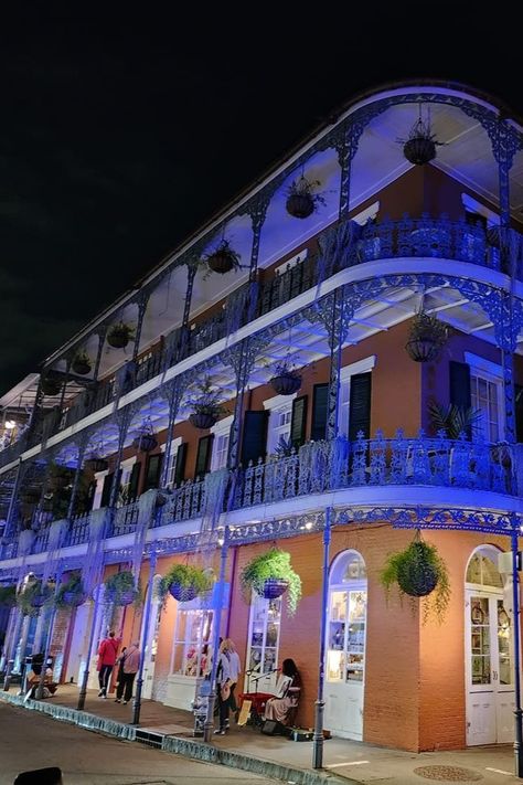 The French Quarter at night in the vibrant city of New Orleans⚜️ Fnl Hairstyles, New Orleans Nightlife, New Orleans City, New Orleans French Quarter, The French Quarter, French Quarter, Night City, Night In, Night Life