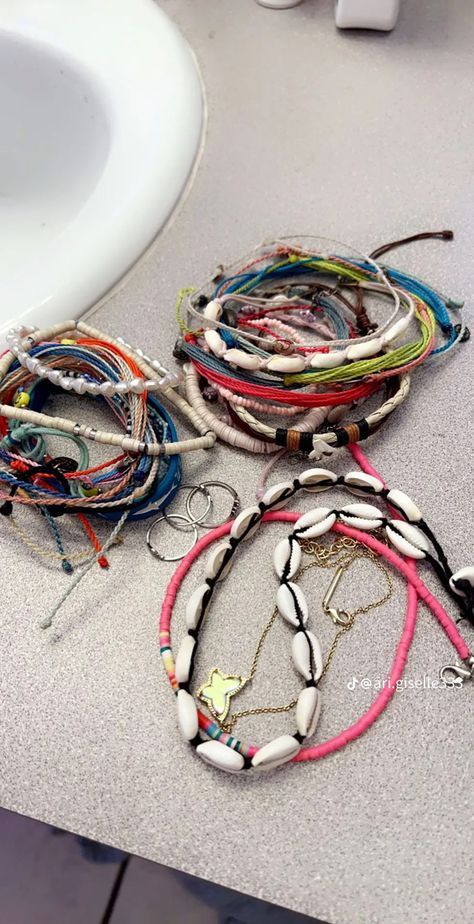 Summer Jewelry Aesthetic Bracelet, Boho Surfer Aesthetic, Preppy Pura Vida Bracelets, Pura Vida Bracelets Stacked, Beach Girl Jewelry, Beach Aesthetic Jewelry, Pura Vida Bracelets Aesthetic, Beachy Jewelry Aesthetic, Beach Bracelets Aesthetic