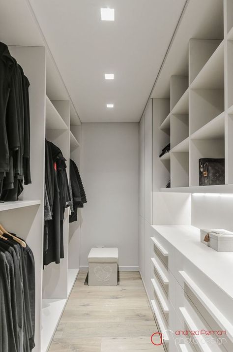 Well planned walk-in closet// Walk In Closet Small, A Walk In Closet, Small Walk In Closet, Dressing Room Closet, Walking Closet, Walk In Closet Design, Closet Layout, Apartment Bedroom Decor, Closet Decor