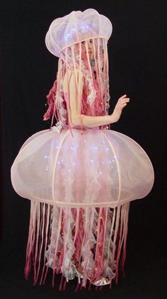 Untitled Costume Meduse, Medusa Animal, Jellyfish Halloween Costume, Bratz Halloween Costume, Jellyfish Costume, Halloween Costum, Jellyfish Illustration, Jellyfish Decorations, Jellyfish Photography